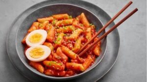 Tteokbokki Recipe, Authentic Tteokbokki, Korean Rice Cakes, Korean Street Food, Spicy Korean Food, Easy Tteokbokki Recipe